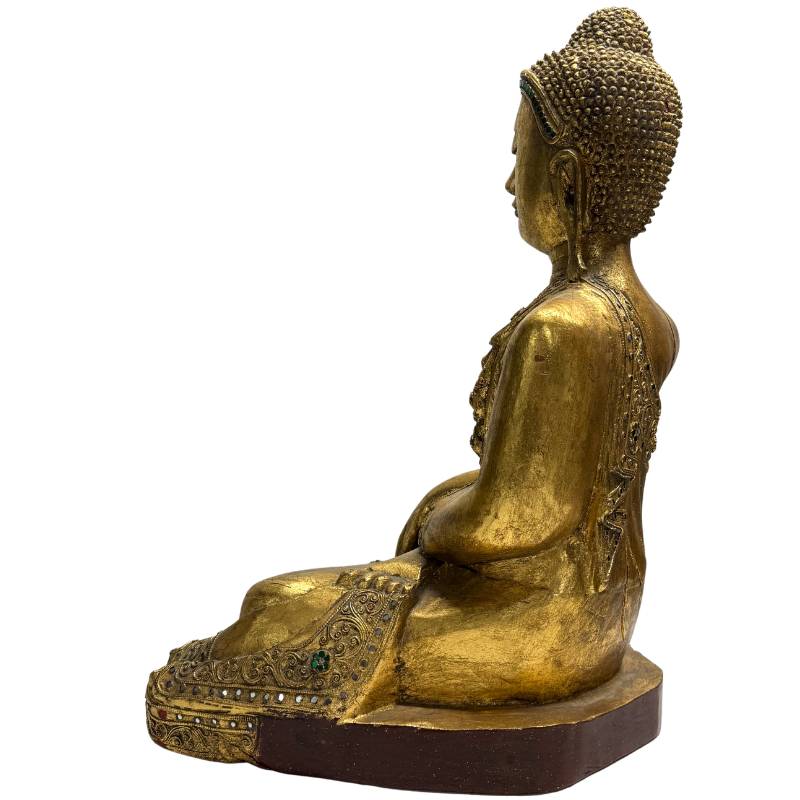 Schuin achteraanzicht van de linkerzijde van het Birmese kunstobject met de historische collectieregistratie B.U. 020.