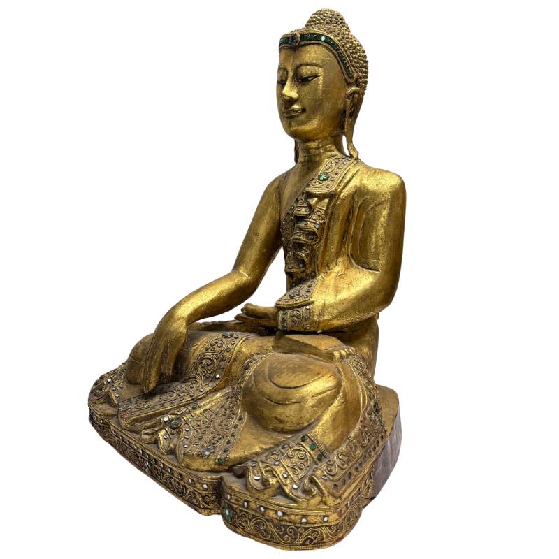 Schuin vooraanzicht van de linkerzijde van de zware teakhouten Boeddha, exclusieve en spirituele Aziatische kunst voor een high-end interieur.