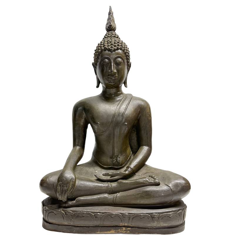 Frontaanzicht van de antieke Thaise bronzen Sukhothai Boeddha in Bhumisparsha mudra op een lotuspedestal met een diepe olijfgroene patina.