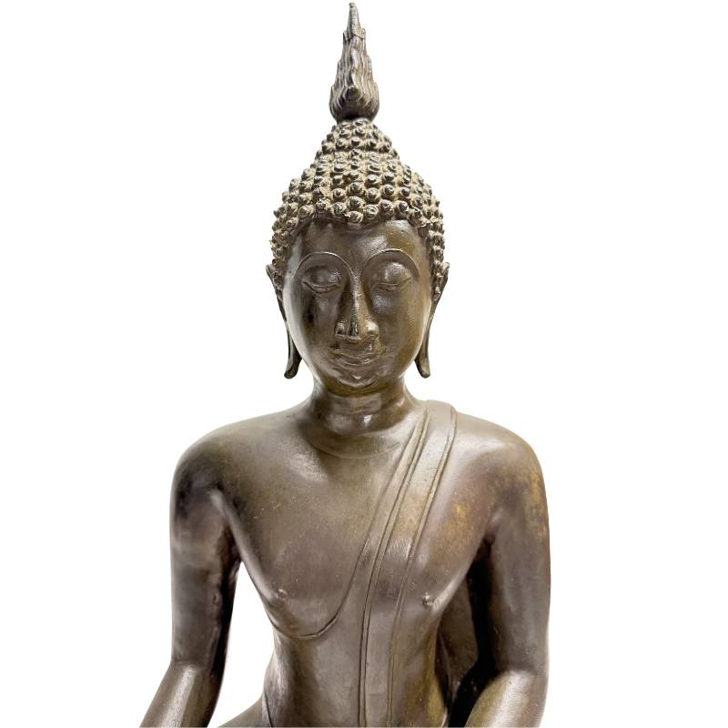 Close-up vooraanzicht van het serene gelaat en de torso met de fijn gedefinieerde haarkrullen en de karakteristieke slanke neuslijn.