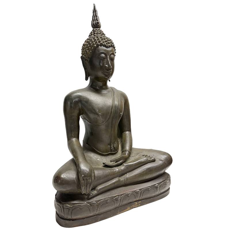 Schuin vooraanzicht van de rechterzijde, tonend het slanke profiel, de gevorkte Sanghati plooi en de stabiele Padmasana zithouding.