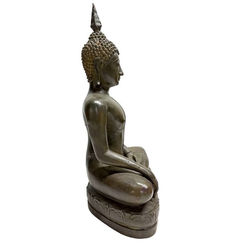 Volledig rechter zijaanzicht van de 12,6 kg zware bronzen Boeddha, illustrerend de diepte en dikte van de historische bronsgieting.