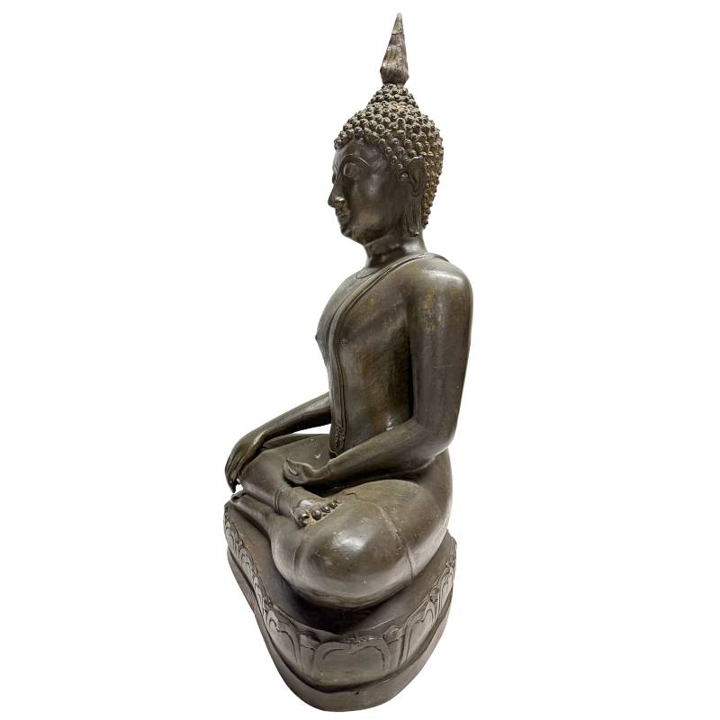 Schuin vooraanzicht van de linkerzijde, met focus op de meditatiehouding en de glans op de knie door historische devotionaliteit.