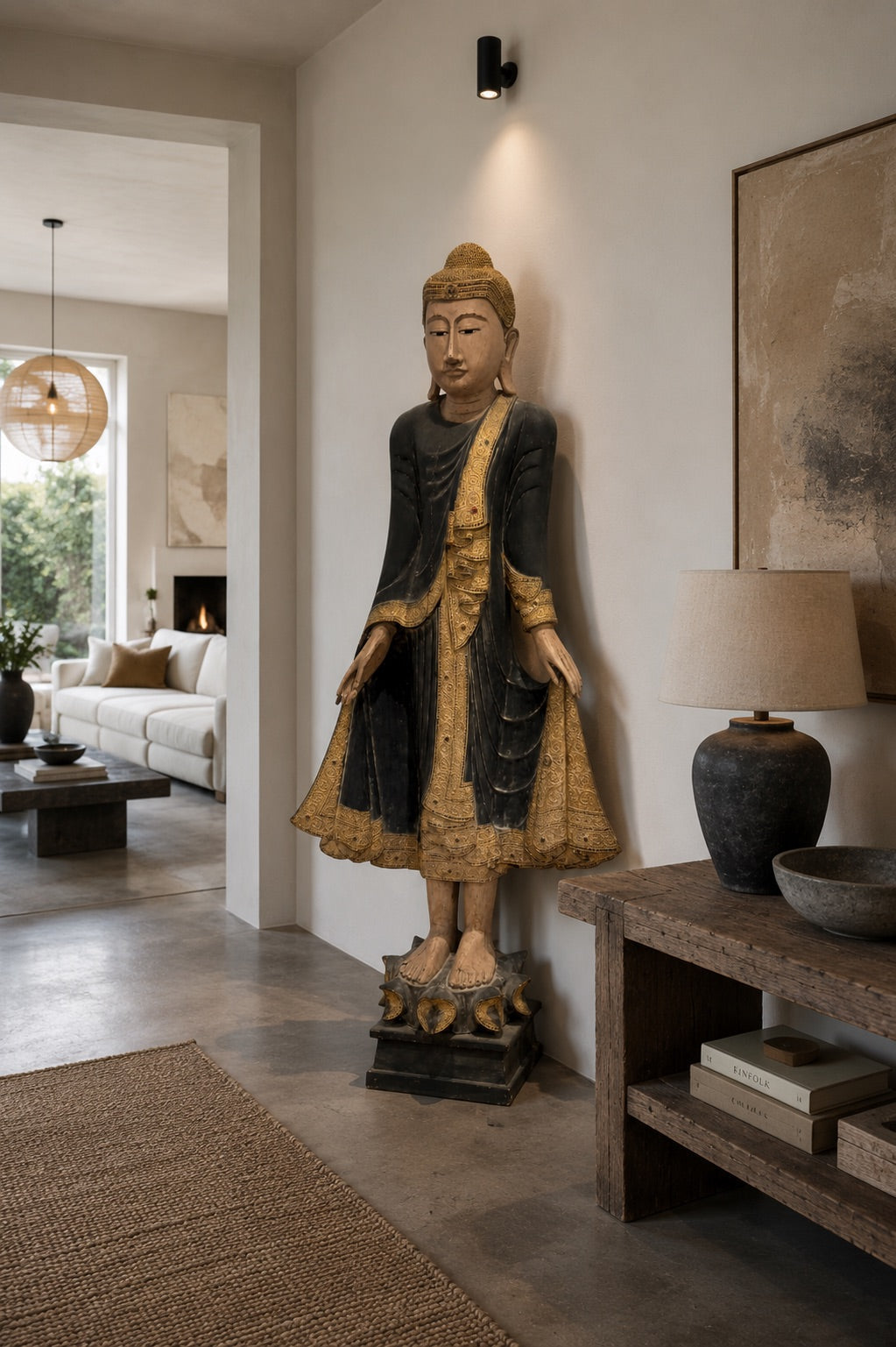 Antieke Birmese Boeddha van 190 cm hoog, zeldzaam staand tempelbeeld met ingelegde ogen en rijk gewaad