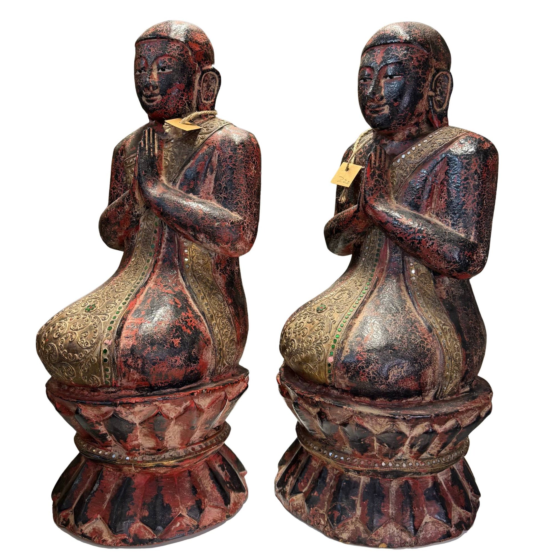 Set van twee antieke Birmese monniken in de verfijnde Mandalay stijl.