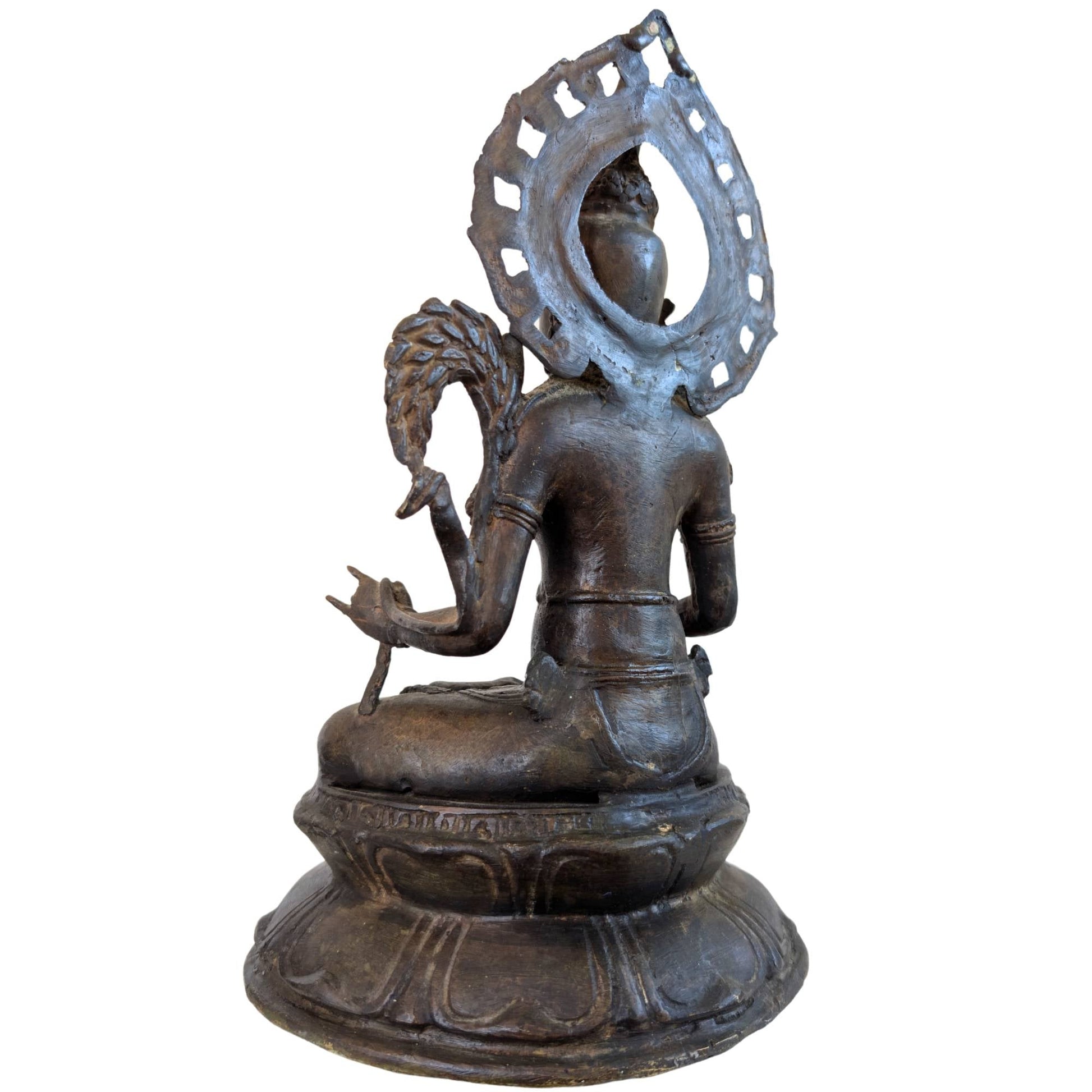 Antieke bronzen bodhisattva met lotusbasis en sierlijke kroon