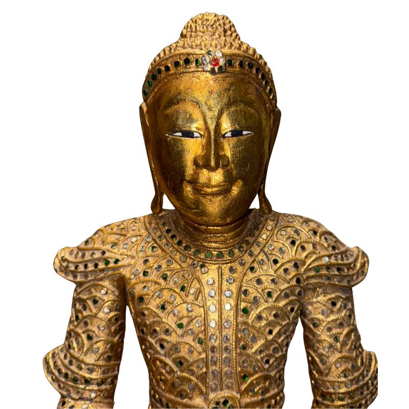 Antieke Boeddha uit Myanmar met glassteentjes vergulding en traditionele Mandalay uitstraling