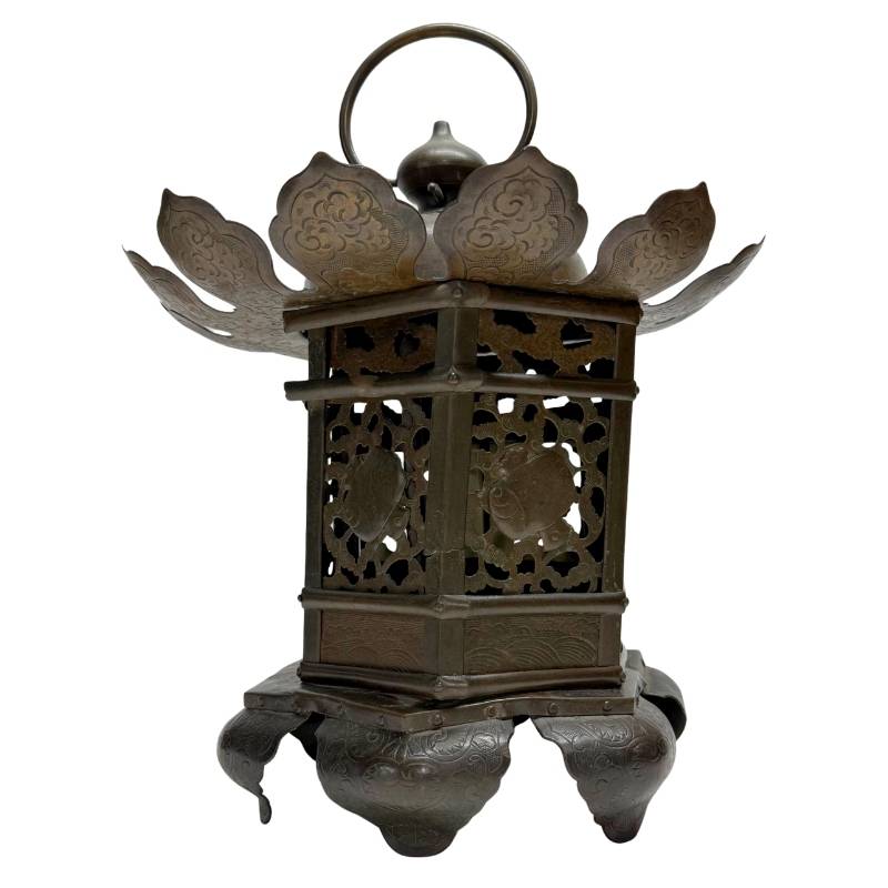 Antieke boeddhistische hanglantaarn, bronzen tempelobject met lotusvormige rand en authentieke ouderdomspatina