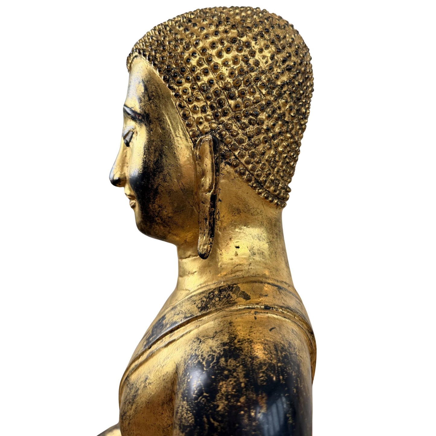 Gezichtsdetail van antieke bronzen Boeddha met ingelegde ogen, serene glimlach en vuurvergulde afwerking