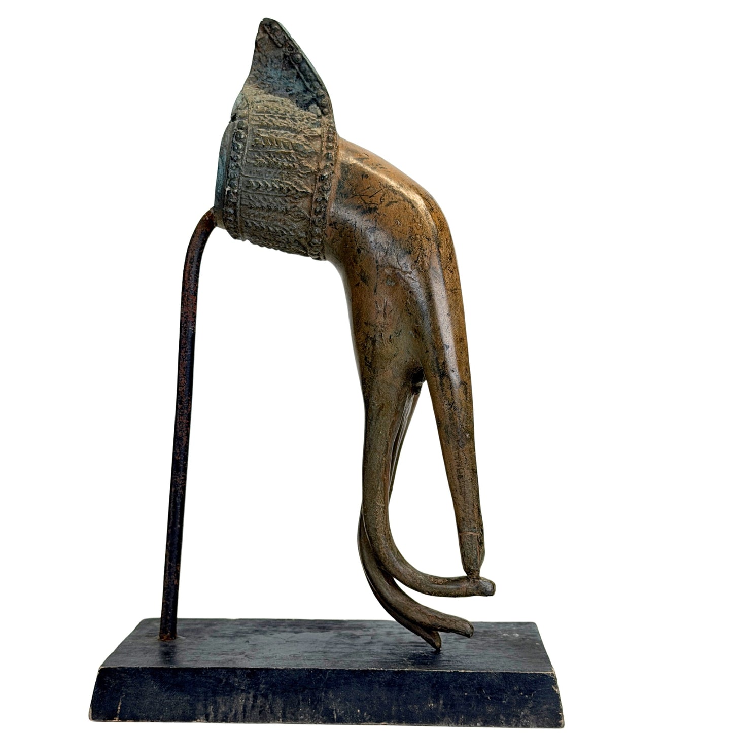 Antieke bronzen Boeddhahand uit Thailand op zwarte museumstandaard
