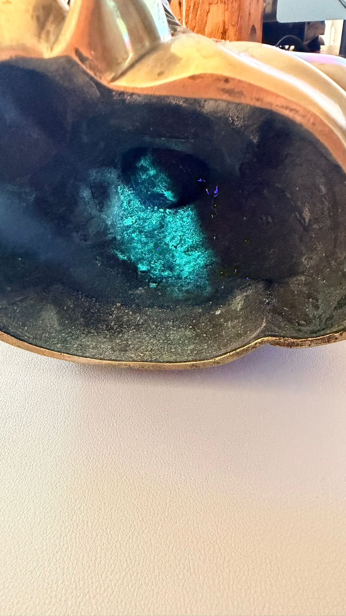 Kristallijne groen-blauwe fluorescentie van koper-carbonaat mineralen onder 365nm ultraviolet licht