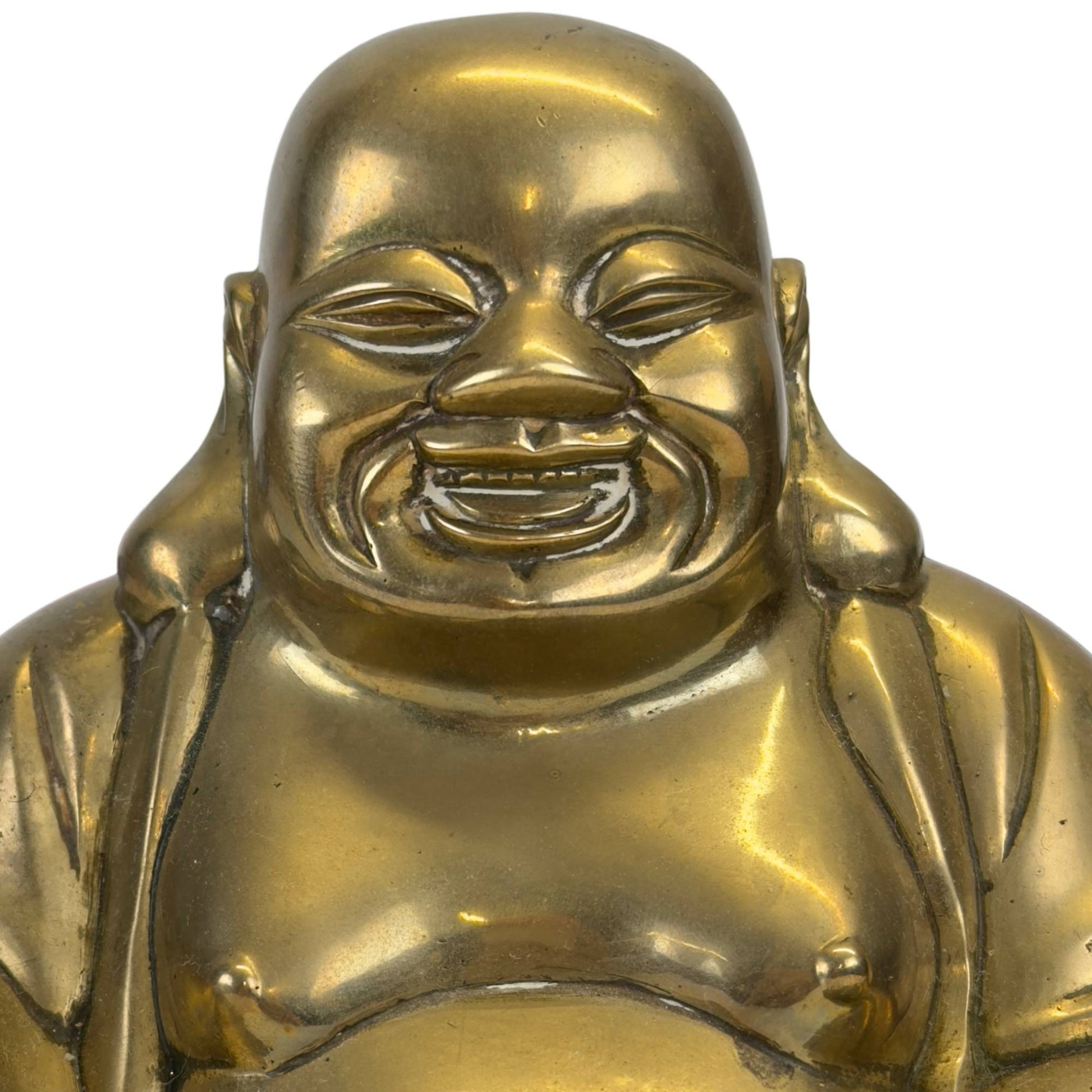 Detail van de verfijnde gelaatstrekken van een antieke bronzen Budai