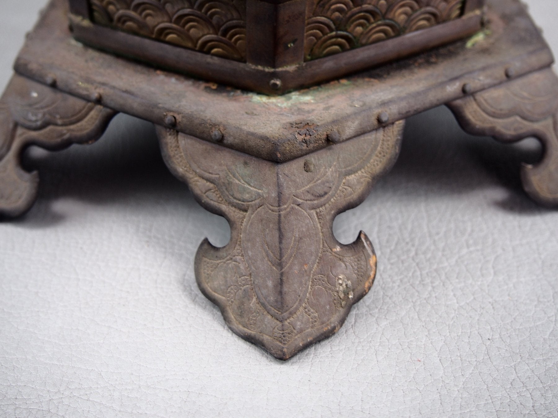 Zeldzame bronzen Tsuru-doro tempellantaarn met lotusbloem motieven en gravures