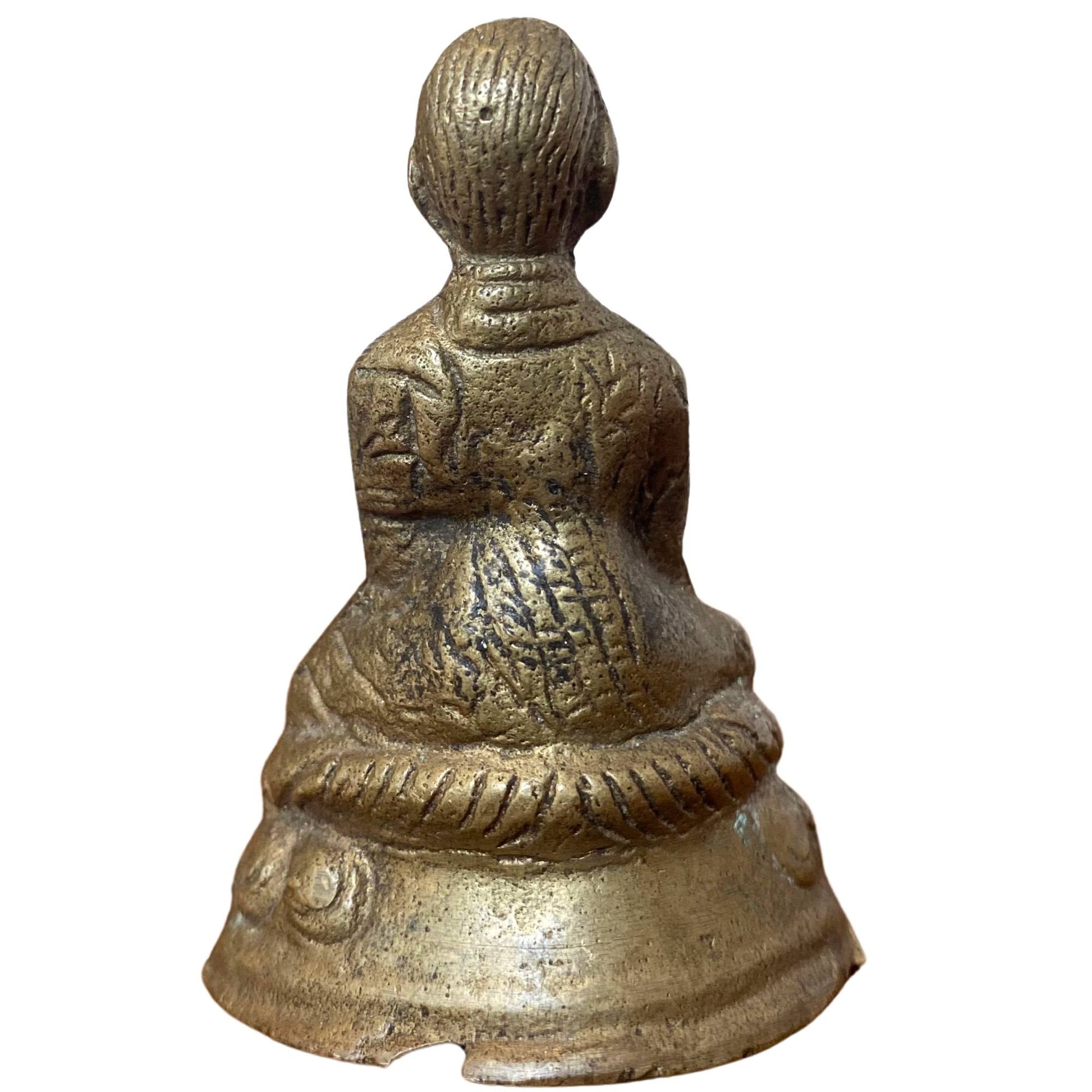 Vooraanzicht van een zittende Mahasiddha of Lama met uniek handgebaar bij de mond uit de 19e eeuw.