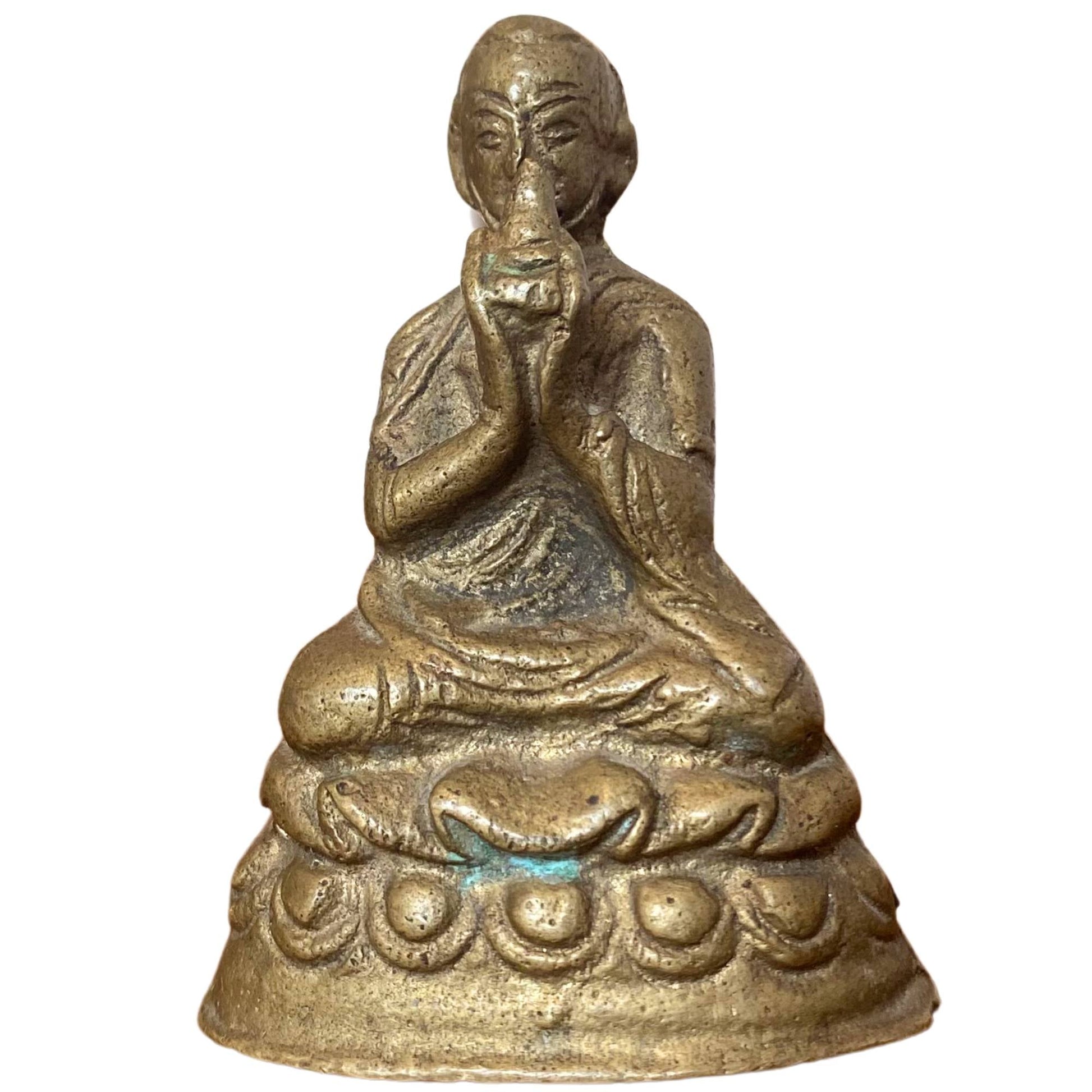 Vooraanzicht van een zittende Mahasiddha of Lama met uniek handgebaar bij de mond.