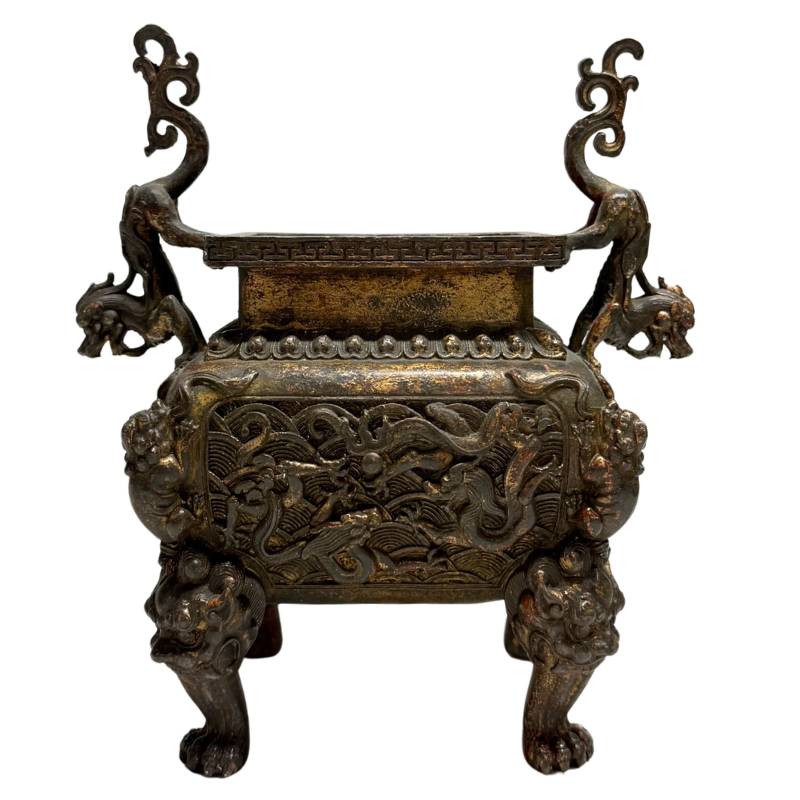Achterzijde van het rechthoekige bronzen censer-lichaam zonder deksel, illustrerend de symmetrische opbouw van de drakenornamenten.
