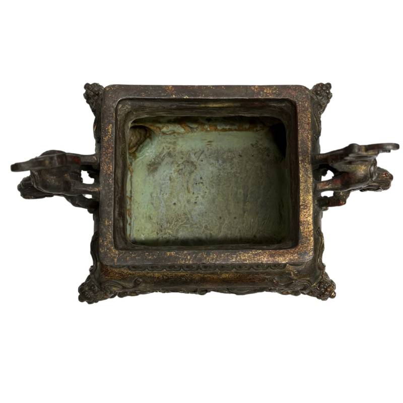 Bovenaanzicht van de open binnenzijde van de brander, met weergave van de ruwe binnenwanden en de natuurlijke malachiet oxidatie op de bodem.