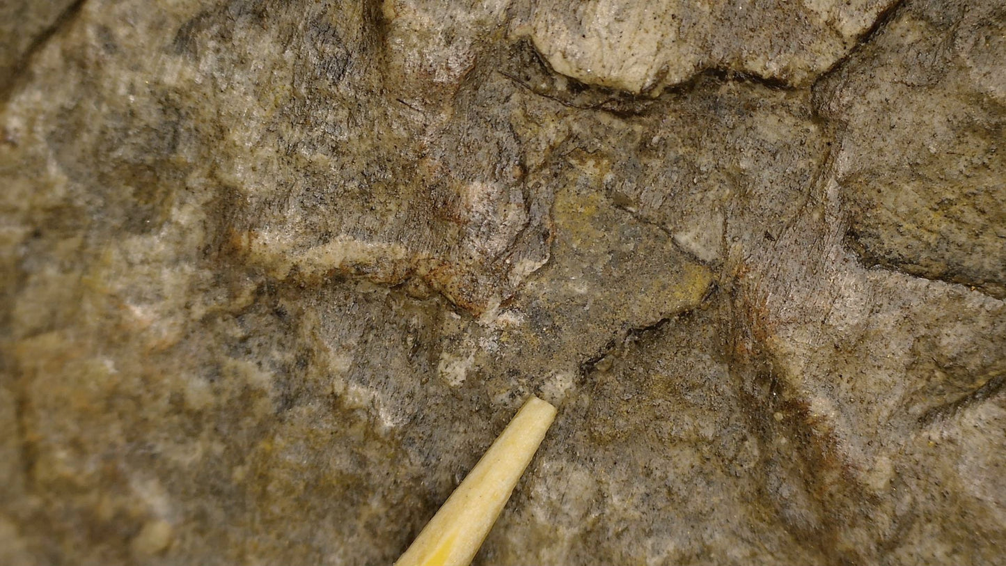 Detail van een oude breukzone met zichtbare steenstructuur op de Chinese Guanyin stele