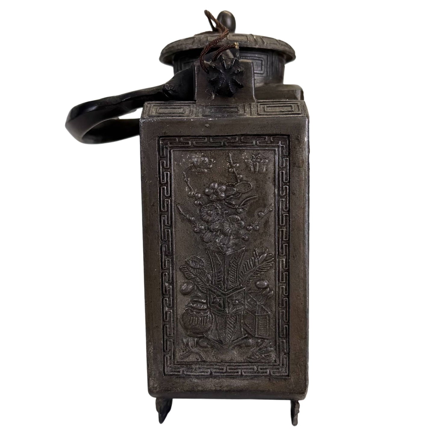 Antieke Chinese theepot met symbolische details en traditionele decoraties