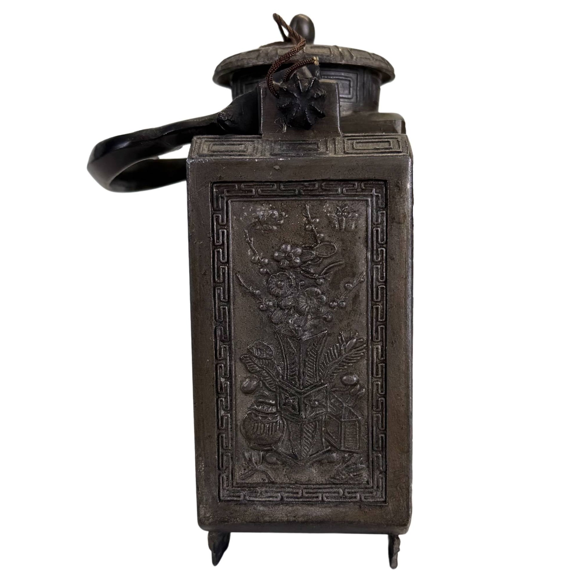 Antieke Chinese theepot met symbolische details en traditionele decoraties