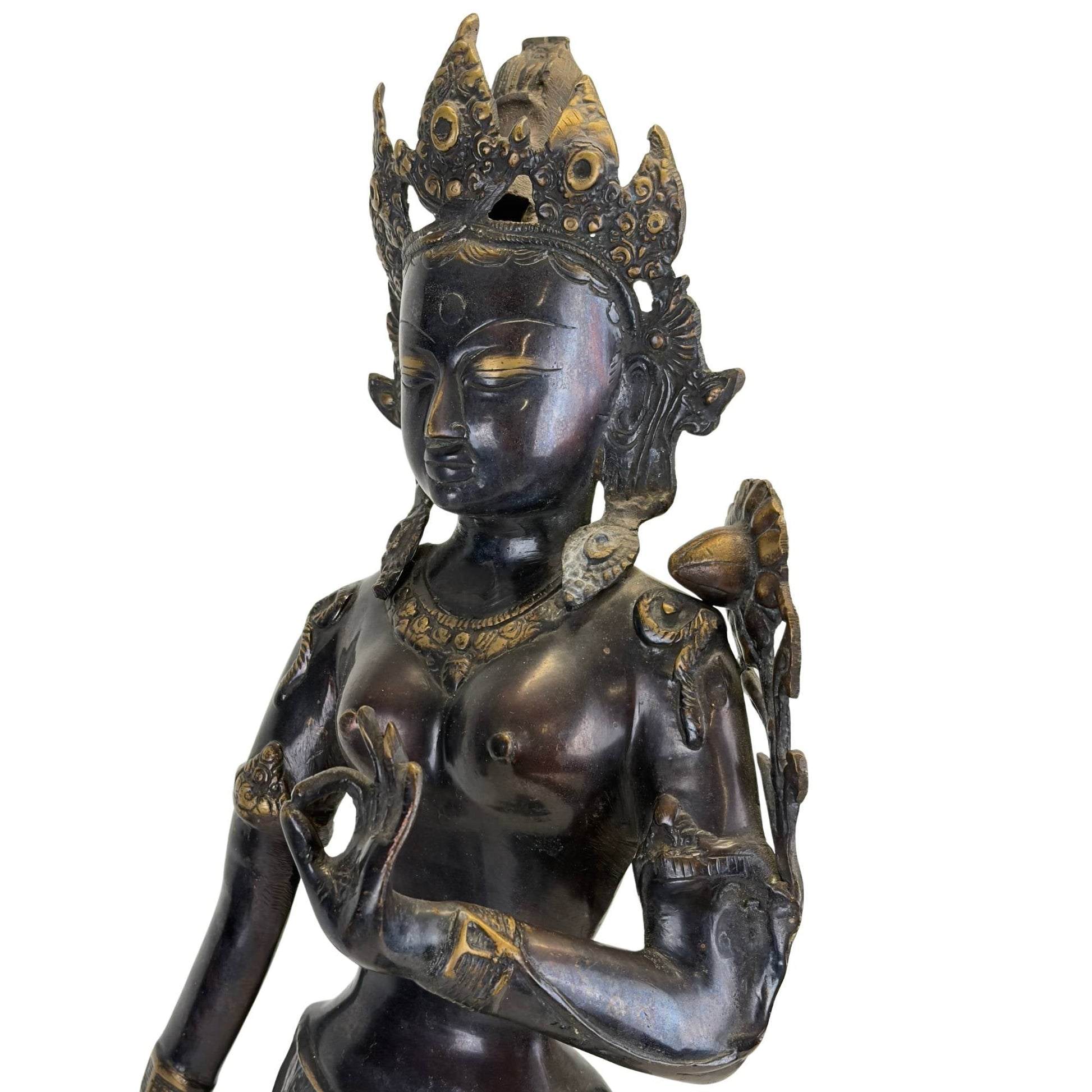 Close-up van het gezicht en de buste van een antieke bronzen Groene Tara uit de Kathmandu-vallei, Nepal, met oorspronkelijke vuurvergulding, zwarte Newar-patina en rijk gedetailleerde kroon.