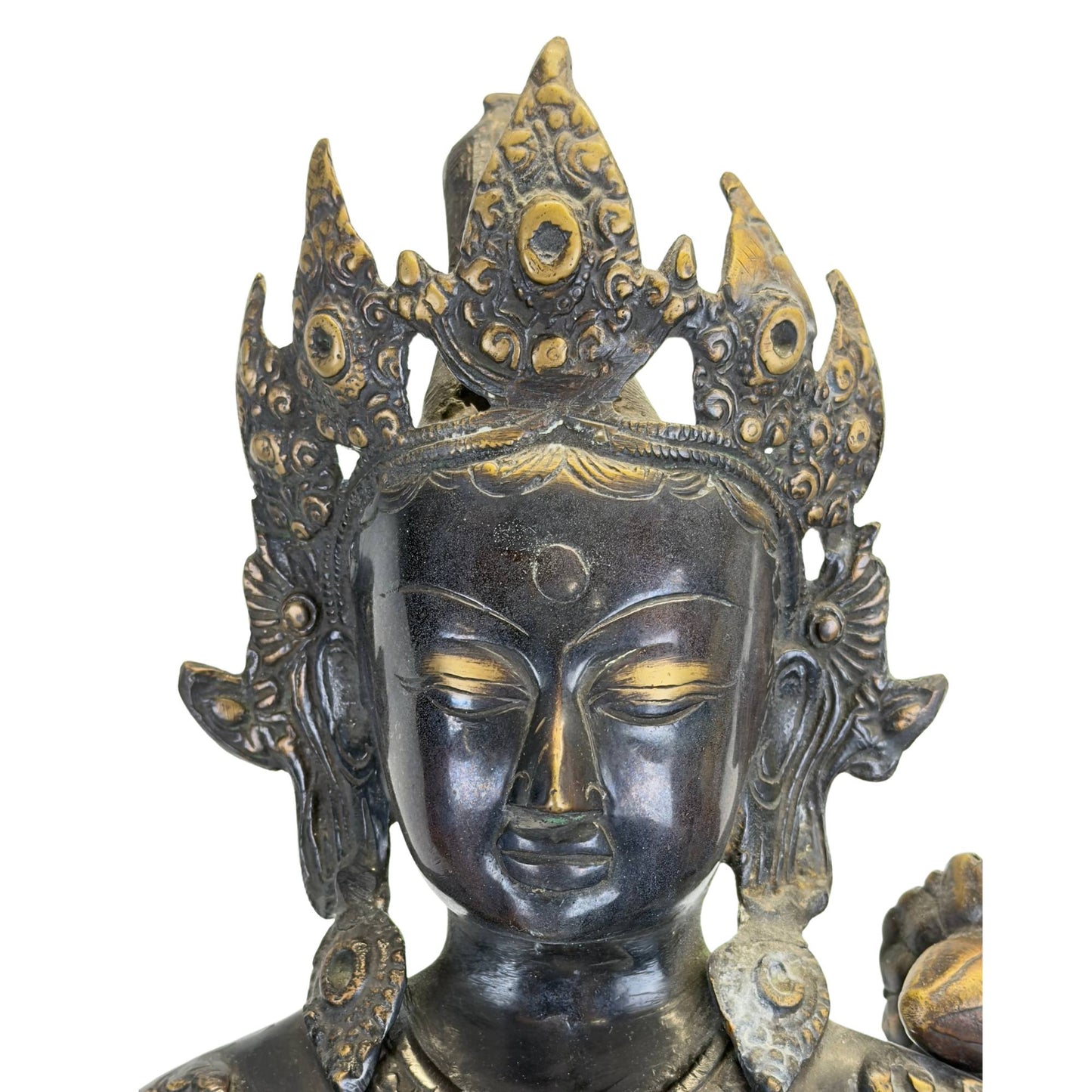 Detail van de rijk gedecoreerde kroon van een antieke bronzen Groene Tara uit de Kathmandu-vallei, Nepal, met oorspronkelijke vuurvergulding, zwarte Newar-patina en handgeciseleerde ornamenten.