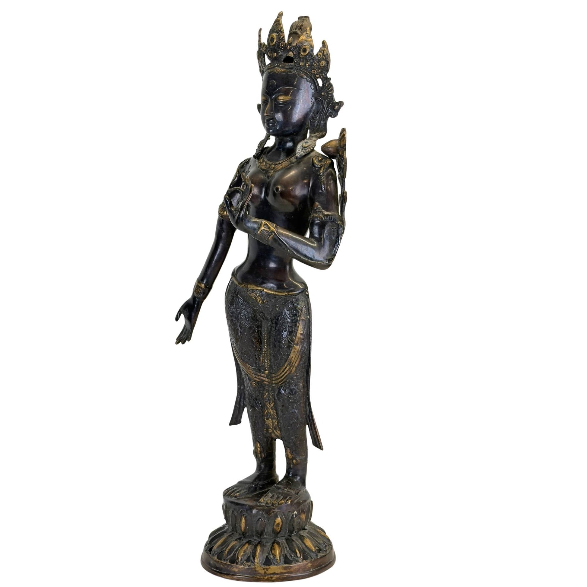Antieke bronzen Groene Tara uit de Kathmandu-vallei, Nepal, schuin rechtsvoor met oorspronkelijke vuurvergulding, zwarte Newar-patina en traditionele verlorenwasgieting.