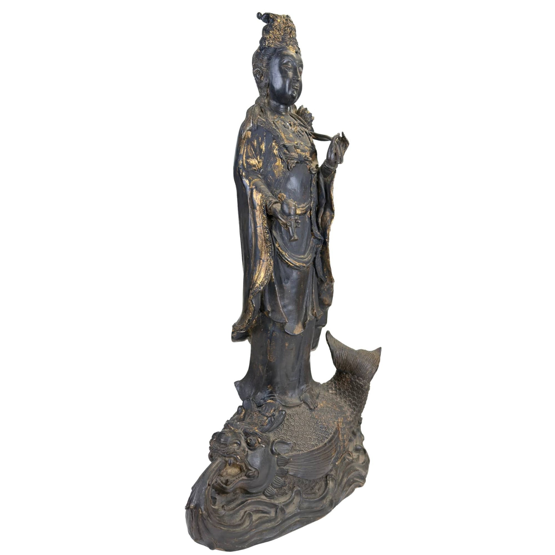 Antieke Guanyin op draakvis-waterbasis, uitgevoerd in gelakt hout met oude verguldingsresten