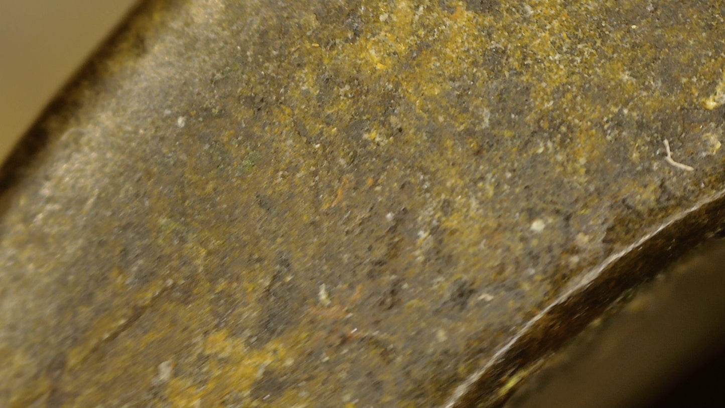 Microscoopdetail van het oude metaaloppervlak van een antieke bronzen huqqa