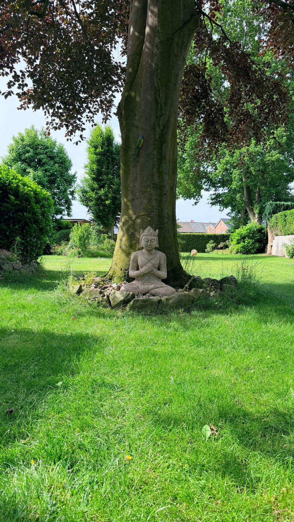 Antieke Indonesische tempelfiguur met verweerde steenstructuur