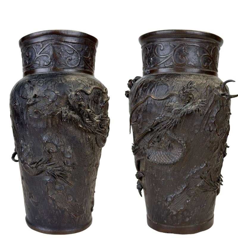 Paar antieke Japanse Meiji vazen van zwaar Sawari-brons met drakenmotief.