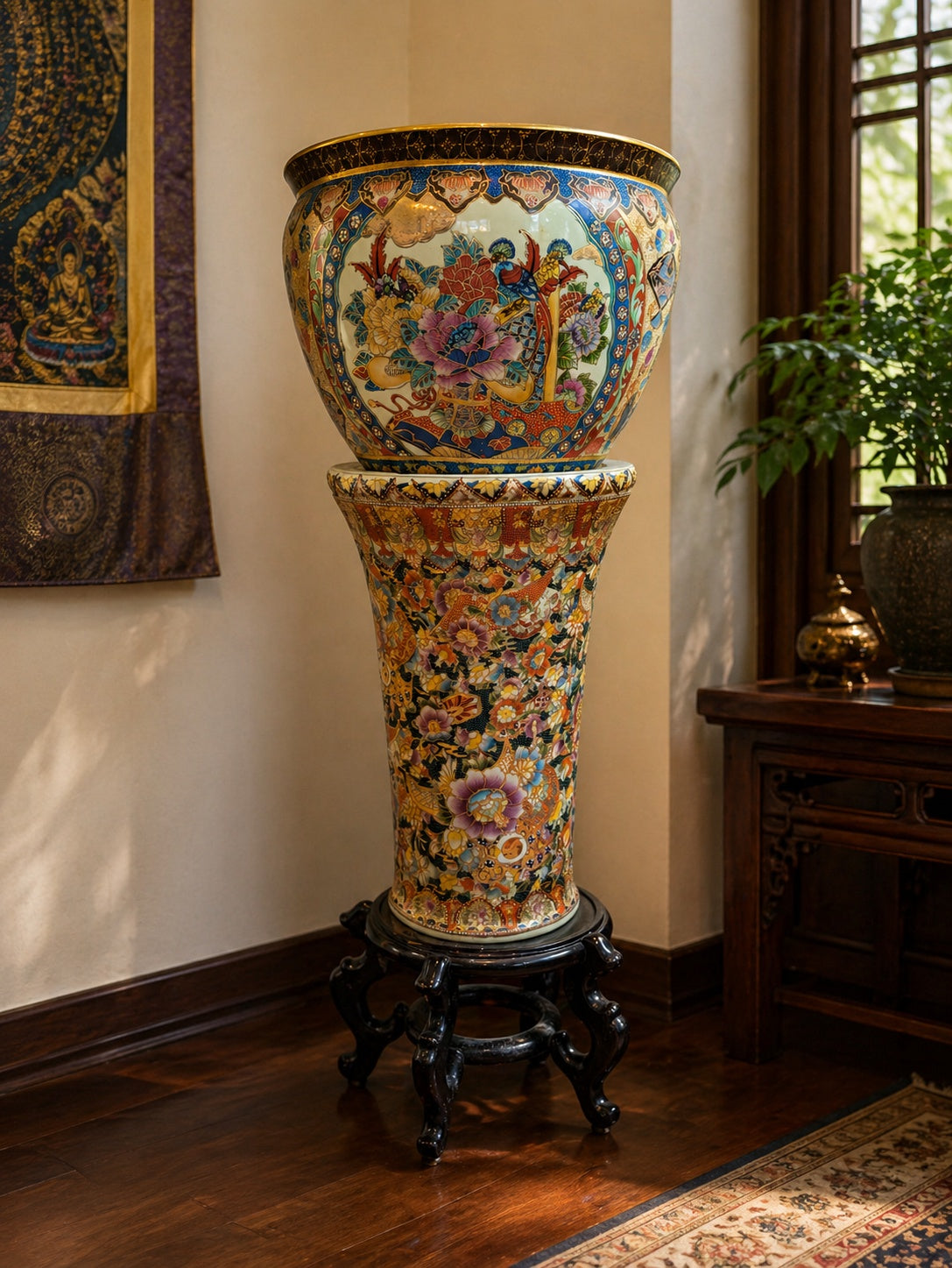 Vooraanzicht van een 90.5 cm hoge Japanse Satsuma jardinière op zuil ca. 1900.