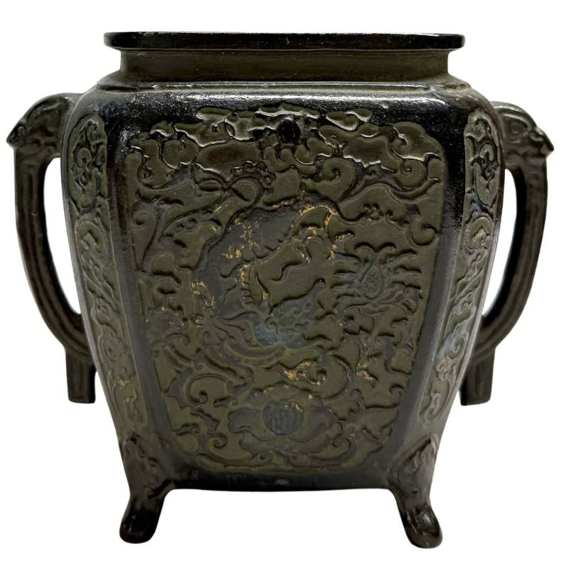 Vooraanzicht van de rechthoekige Japanse bronzen brander zonder deksel, tonend de binnenzijde van de opening en de drakenkoppen.
