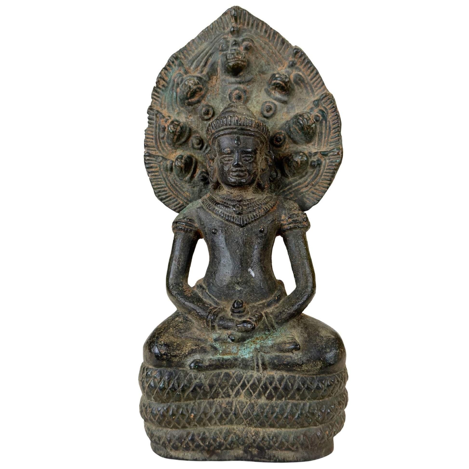 Antiek bronzen Khmer-stijl Boeddha beeld onder de Naga-kap.