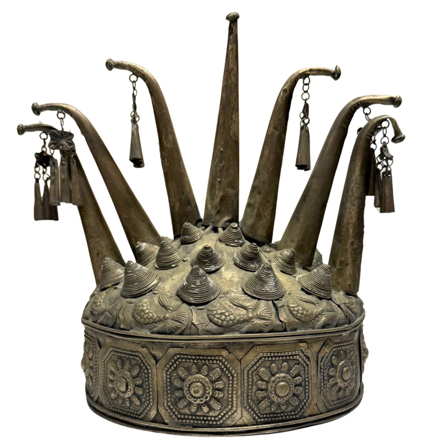 Antieke Miao sjamanenkroon van handgeklopt metaal, zeldzaam ritueel hoofdornament met repoussé vismotieven