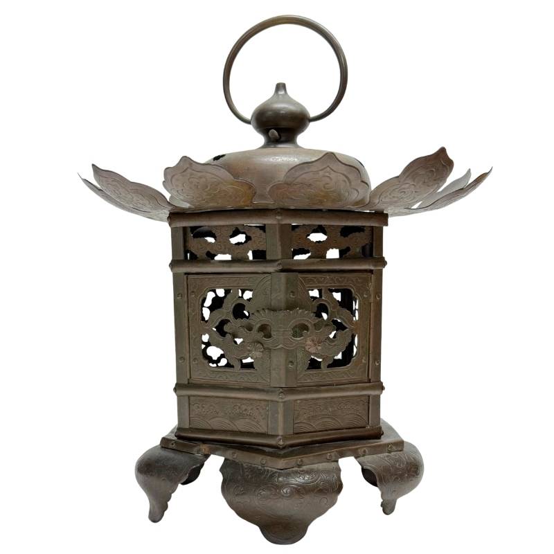 Antieke Oosterse bronzen tempellantaarn met opengewerkte panelen, lotusvormige kroon en oude donkere patina