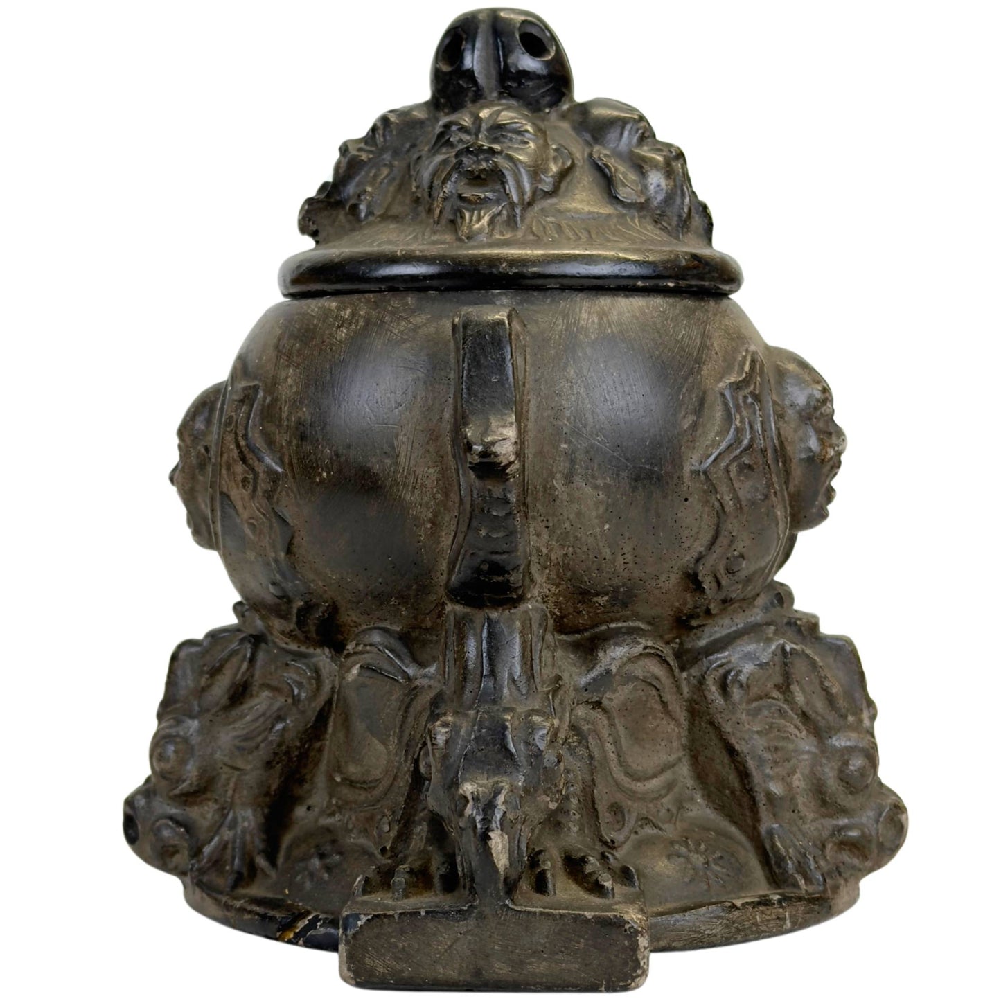 Antieke pot met mythologische maskers en karaktervolle patina