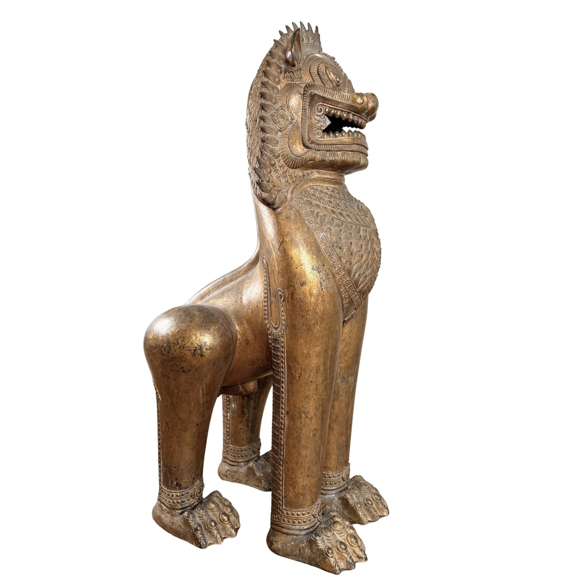 Antieke Singha tempelleeuw uit Siam Thailand, monumentale vergulde boeddhistische guardian lion met rituele beschermsymboliek