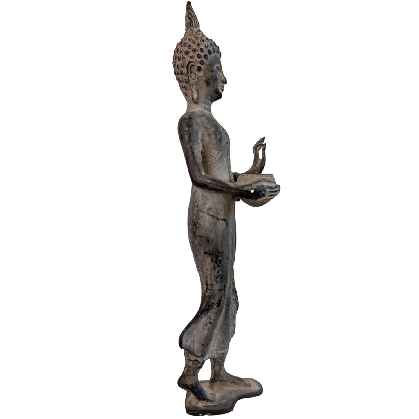 Klassieke Thaise bronzen Boeddha met donkere patina en vlammende ushnisha.
