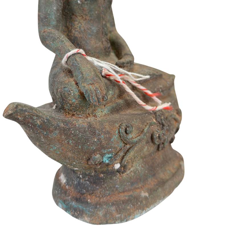 Antieke Thaise Boeddha van brons met lotusbasis detail