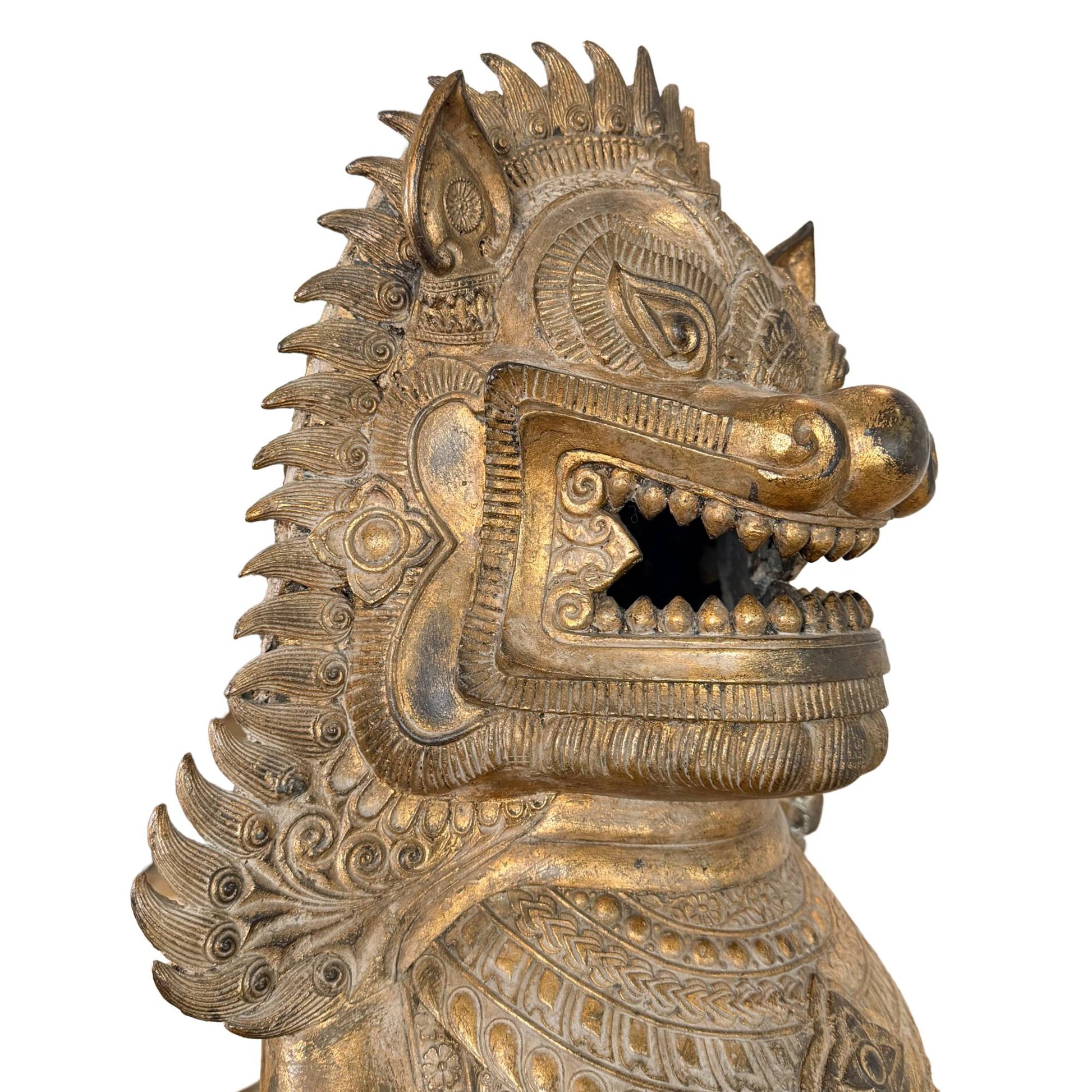 Antieke vergulde leeuw uit Siam Thailand, boeddhistisch tempelbeeld met zeldzame monumentale uitstraling