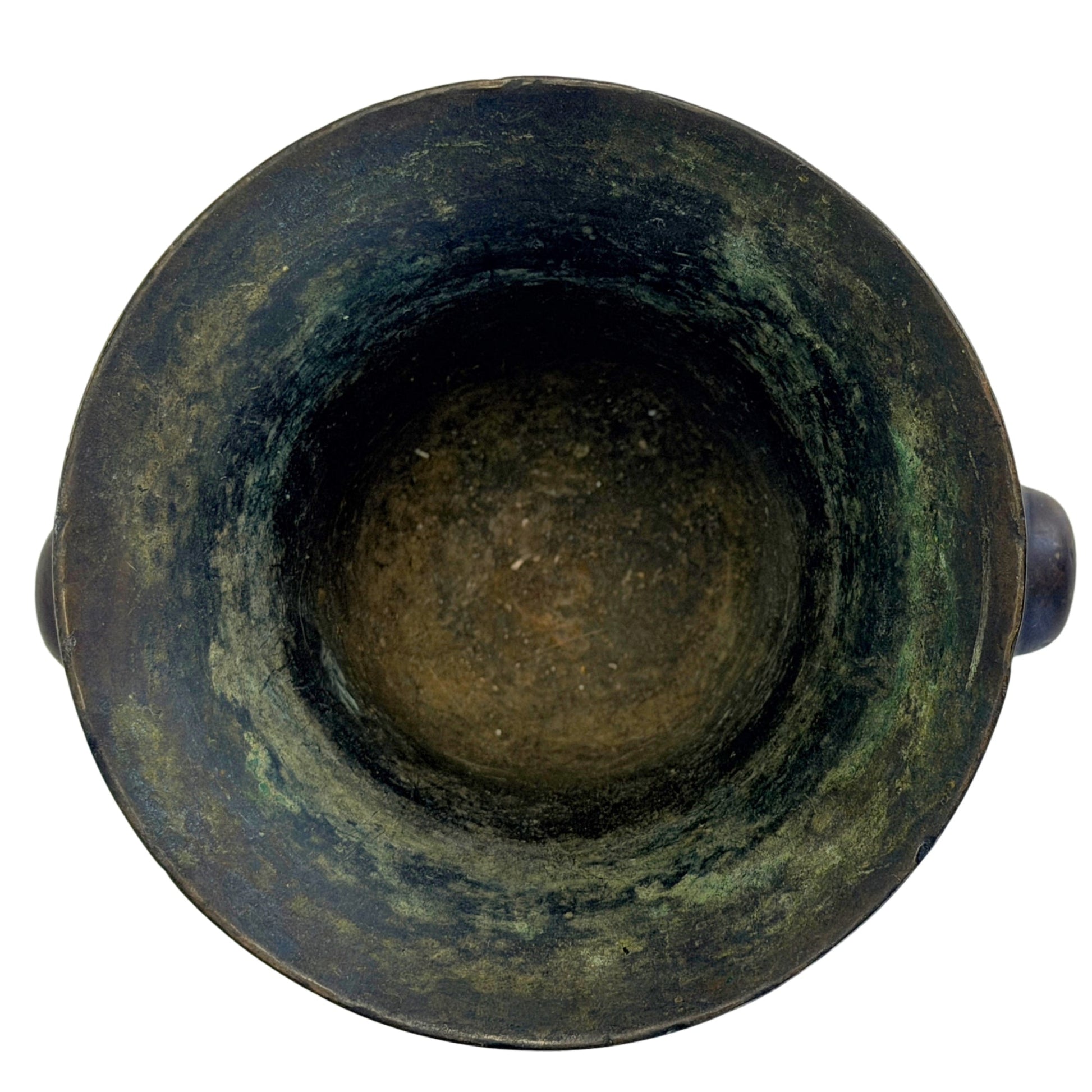 Binnenzijde van antieke bronzen vijzel met groene oxidatie en oude gebruikssporen