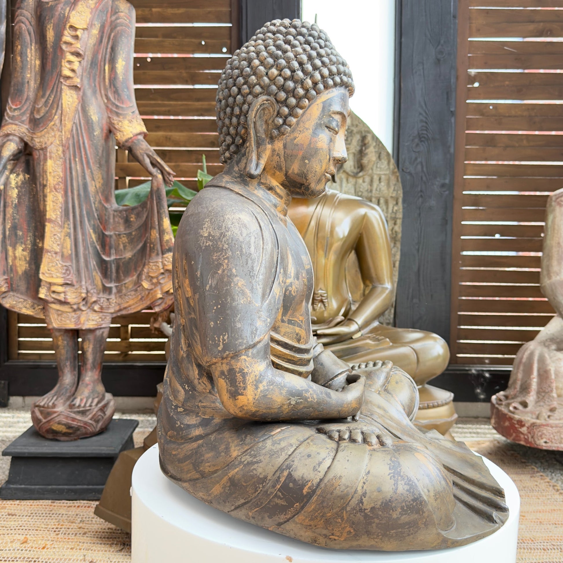 Antique Japanese seated Buddha in bronze, collector view 15