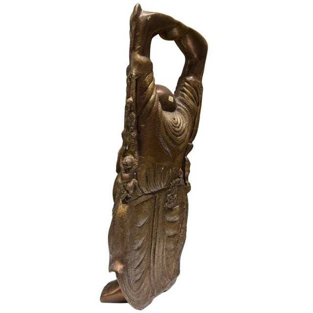 Budai met opgeheven armen als krachtig symbool van overvloed.