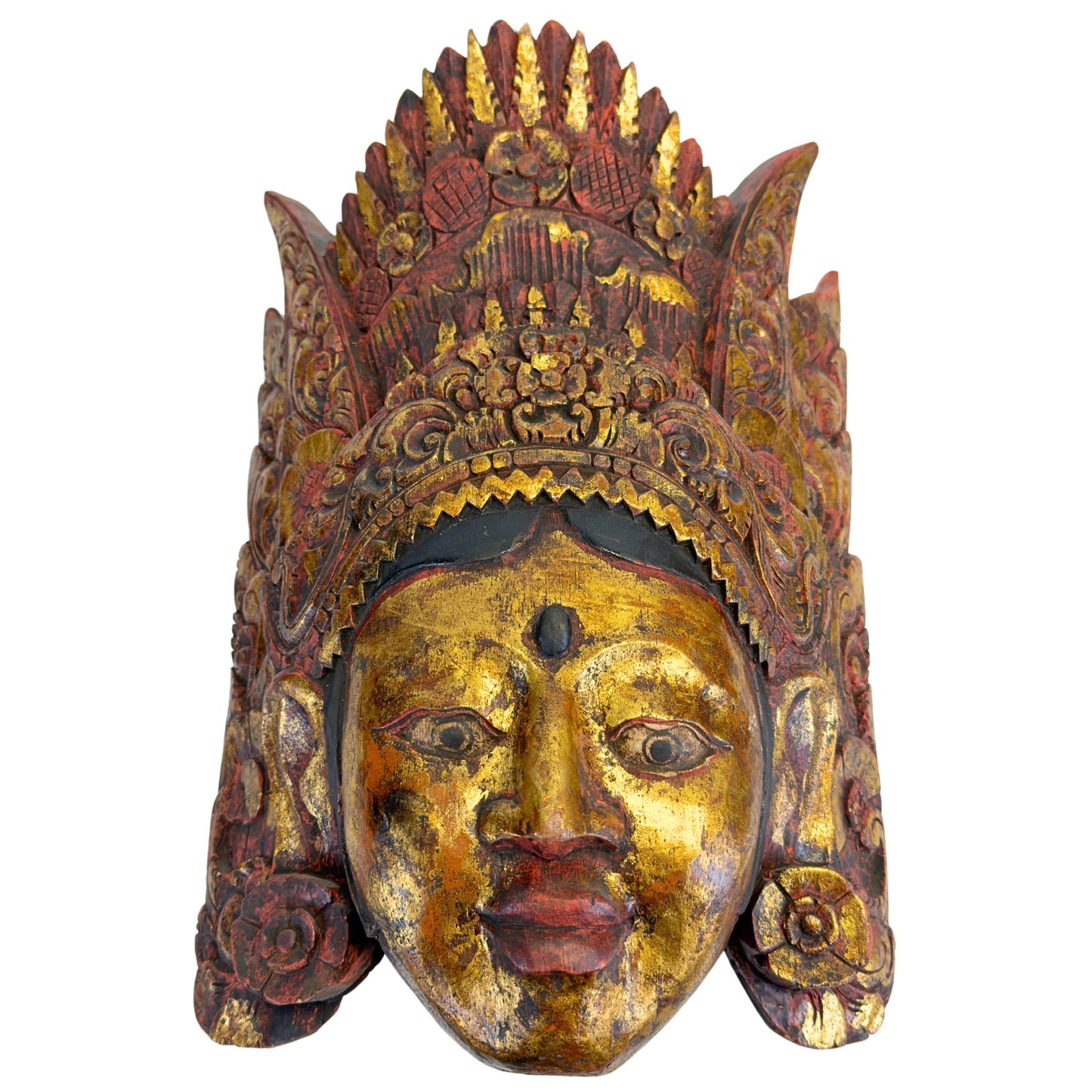 Close-up van het gezicht van het Dewi Sinta masker met de traditionele goudlaag en rustige glimlach, ontworpen om voorspoed en harmonie te brengen.