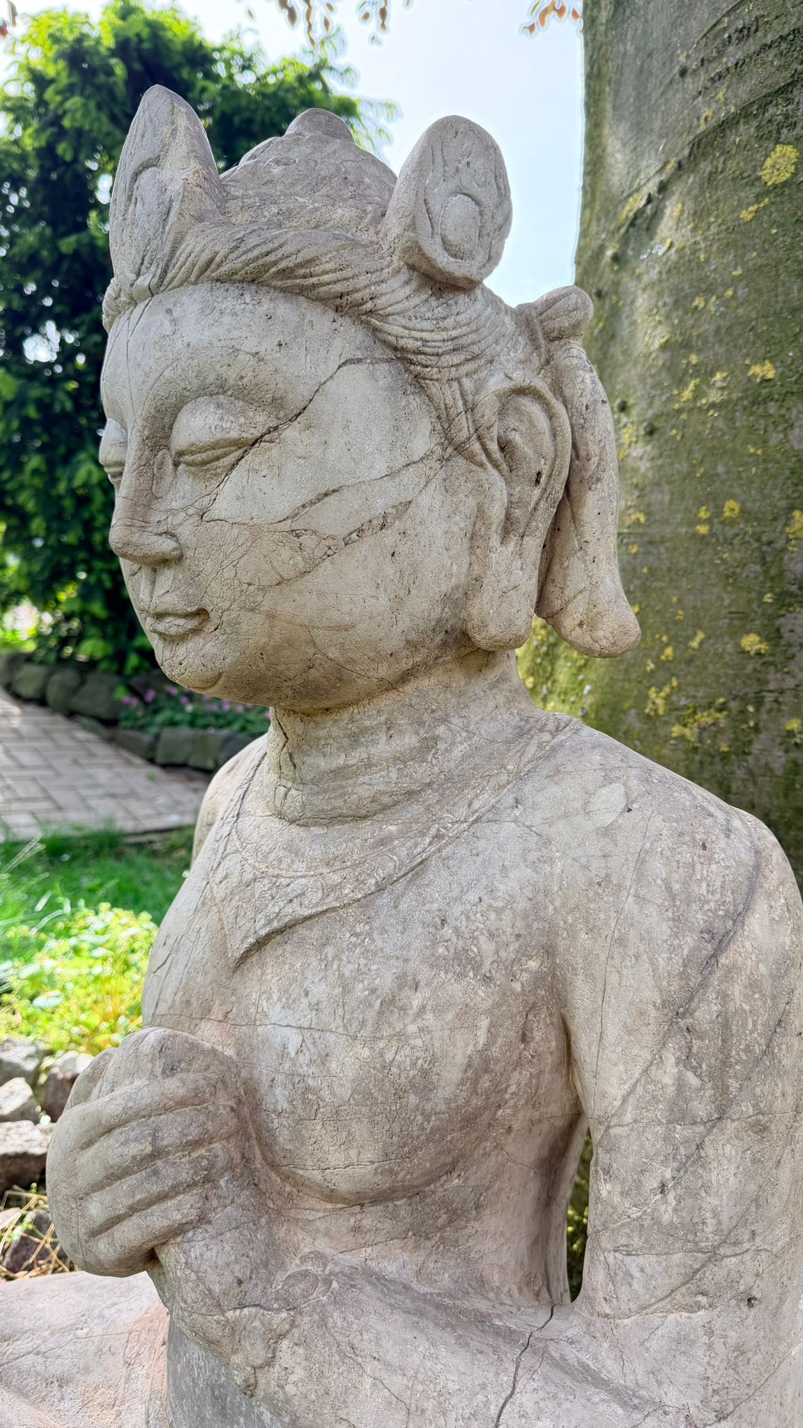 Authentiek Indonesisch tempelbeeld met natuurlijke verwering en oude patina
