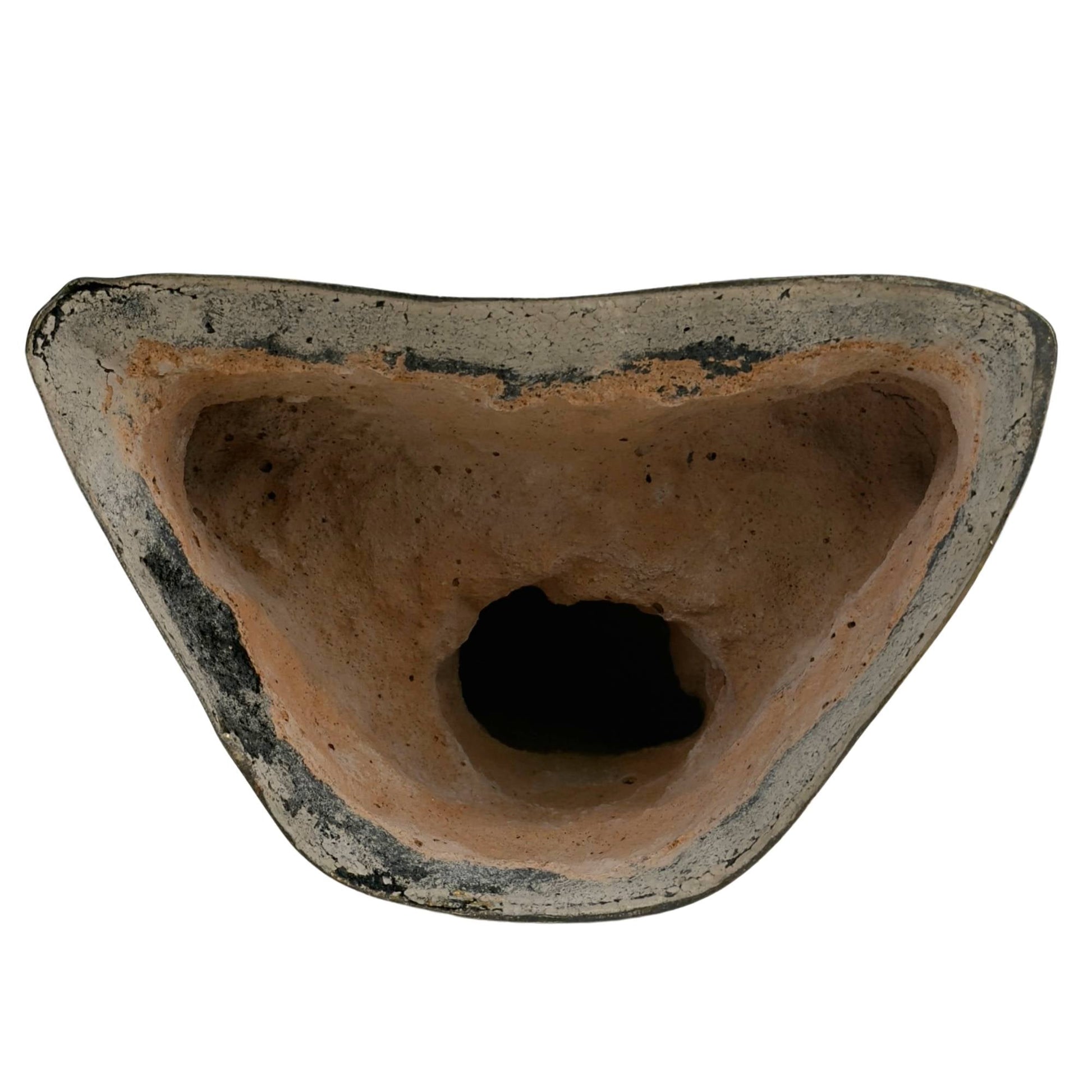 Open onderzijde van antiek Boeddhabeeld met originele pre-industriële gietkern