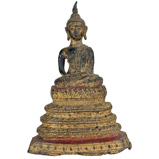 Authentieke Thaise Naga Boeddha met rode lakaccenten en vergulde tempelbasis