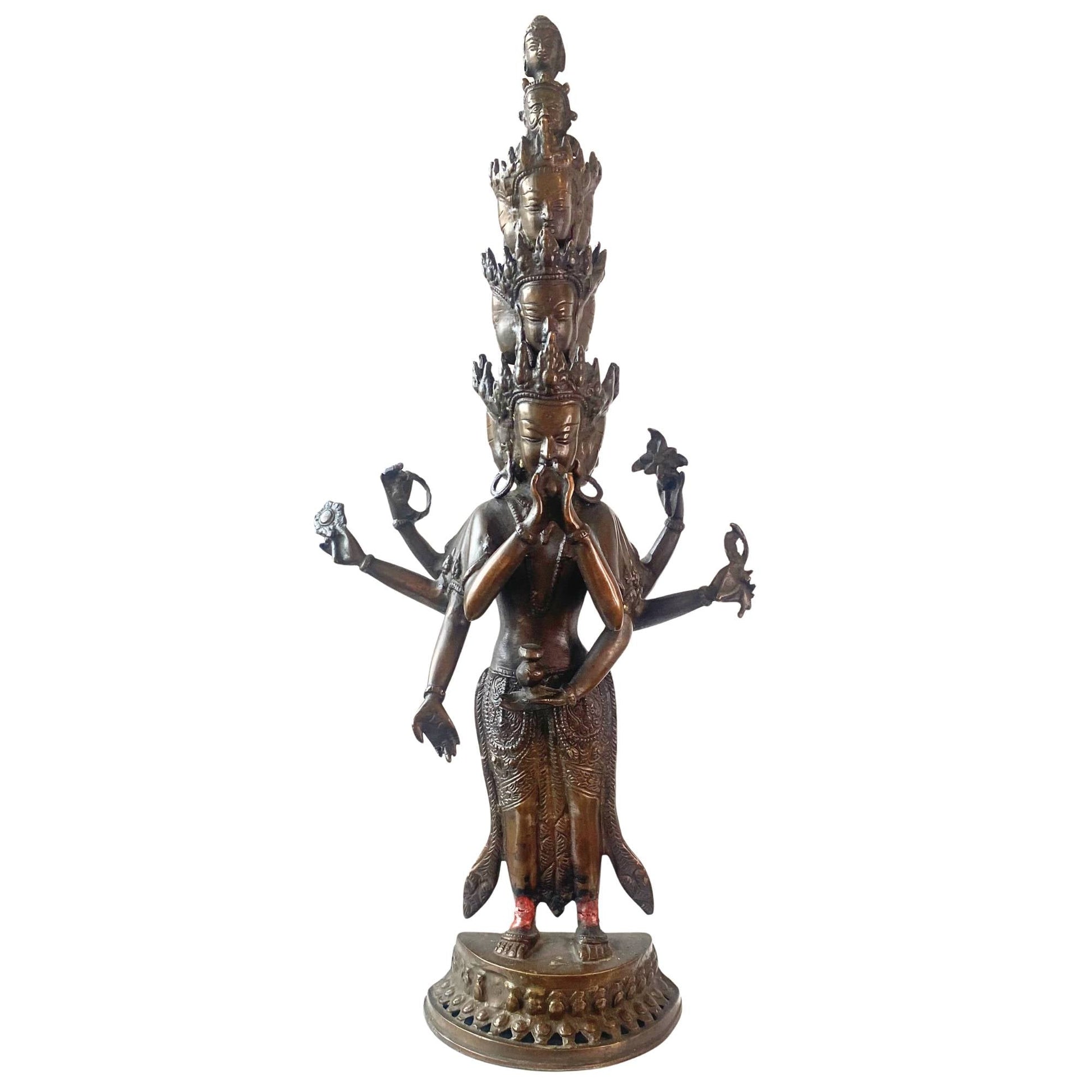 Groot bronzen beeld van Avalokiteshvara met 11 hoofden en 8 armen