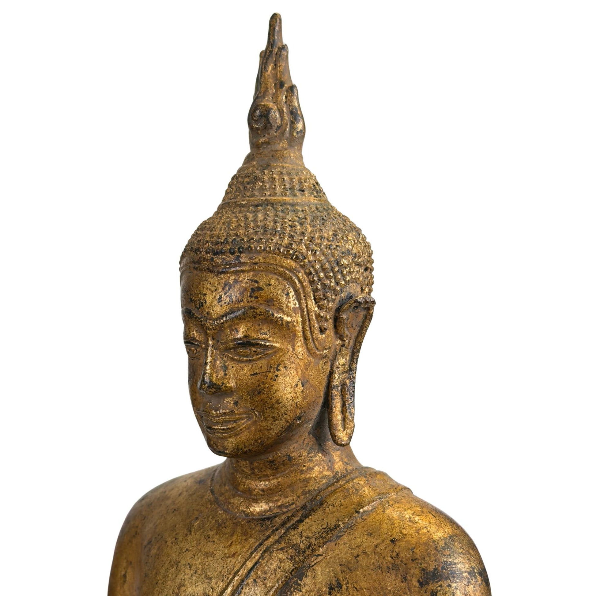 Verfijnde gelaatstrekken met scherpe neusbrug in laat-Ayutthaya iconografie